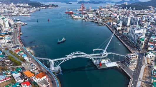 경남 통영항 앞바다에 국내 최초로 클라이밍 시설 등을 갖춘 이색 해상 보행교가 조성된다. 사진은 예상도. /통영시