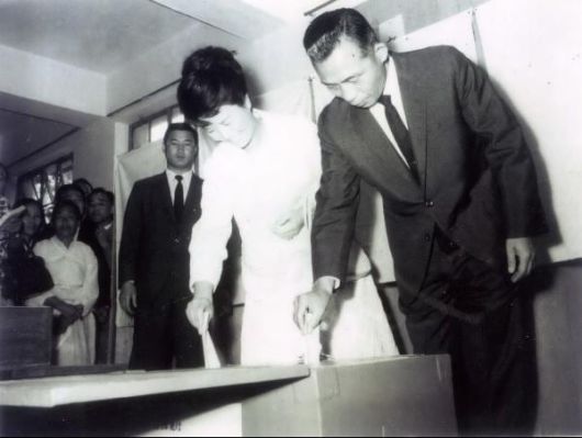 1967년 제6대 대통령 선거 당시 투표를 하는 박정희 대통령 부부. /조선일보DB