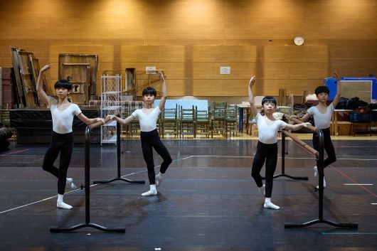 발레 연습에 열중하고 있는 '빌리'들./신시컴퍼니