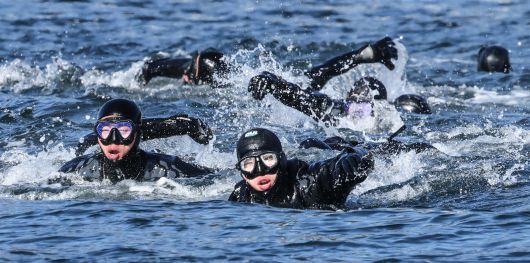 해군 심해잠수사(SSU) 부대원들이 22일 경남 창원시 진해구 진해 군항에서 혹한기 훈련(수영)을 하고 있다./장경식 기자