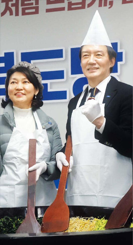 비빔밥 만드는 조국  조국 혁신당 대표가 22일 전북도 당사에서 ‘비빔밥’ 행사를 하고 있다./연합뉴스