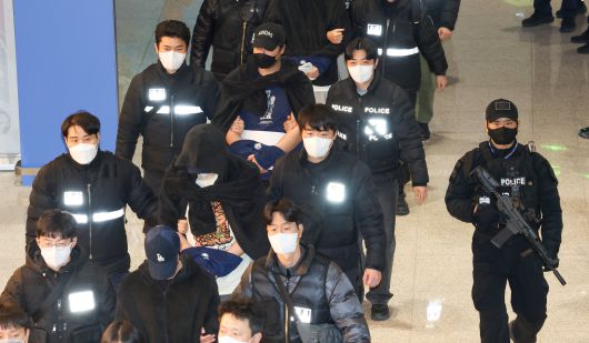 캄보디아에서 스캠 사기 피의자 73명이 23일 인천국제공항 제2여객터미널을 통해 송환돼 수사기관으로 압송되고 있다. /박성원 기자