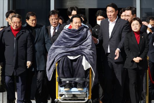 '통일교·공천헌금' 쌍특검법 수용을 촉구하며 단식을 시작한 장동혁 국민의힘 대표 22일 서울 여의도 국회에서 단식 8일 만에 박근혜 전 대통령의 단식 중단 권고를 받아들이며 단식을 중단하고 병원으로 이송되고 있다. /남강호 기자