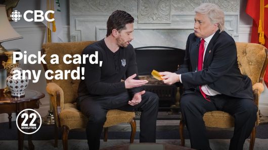 캐나다의 유명 배우 마크 트위치(오른쪽)가 지난해 캐나다 CBC 방송의 정치 풍자 프로그램에 출연, 볼로디미르 젤렌스키 대통령에게 "당신에겐 카드가 없다"고 면박을 줬던 도널드 트럼프 미 대통령으로 분장해 "어느 카드든 아무 거나 뽑아보라"며 카드를 내밀고 있다./CBC