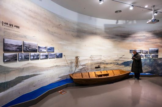 운암교 부근 '섬진강댐 물문화관' 상설전시실에 전시된 '섬진강 줄배'. 시인은 "예전엔 이 줄배를 타고 섬진강을 건너기도 했다"며 옛 이야기를 들려주었다. / 이신영 영상미디어 기자