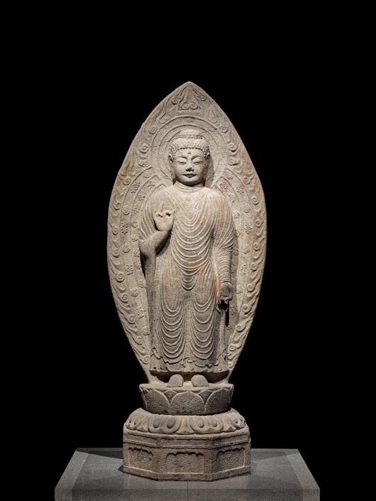 감산사 아미타불상, 높이 271.5cm, 국보. 국립중앙박물관 불교조각실에 전시되어 있다. /e뮤지엄