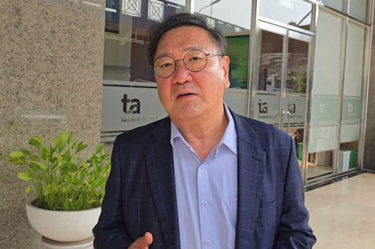 더불어민주당 김태년 의원이 24일(현지시각) 이해찬 민주평화통일자문회의 수석부의장이 치료 중인 베트남 호찌민 시내 병원을 찾아 기자들과 대화하고 있다. /연합뉴스