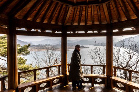 옥정호 '물안개길' 중 '구름바위길' 부근에 있는 정자에선 옥정호와 붕어섬 일대가 파노라마 전망으로 펼쳐진다. 주변으로 소나무가 군락을 이루고 있어 겨울에도 운치가 좋다. / 이신영 영상미디어 기자