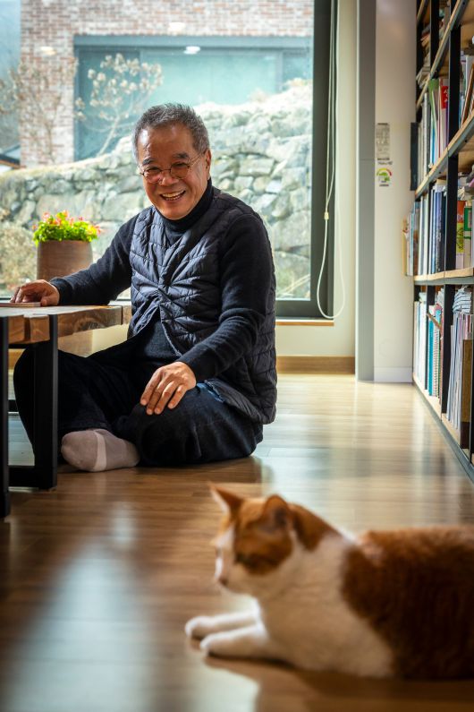 회문재 옆 서재에선 글쓰기 수업이나 강연도 진행한다. 인근 초등학교 학생들의 사랑방같은 곳이기도 하다. 이 구역에선 8~9년 전 딸이 구조해온 길냥이 '보리'가 마스코트다. / 이신영 영상미디어 기자