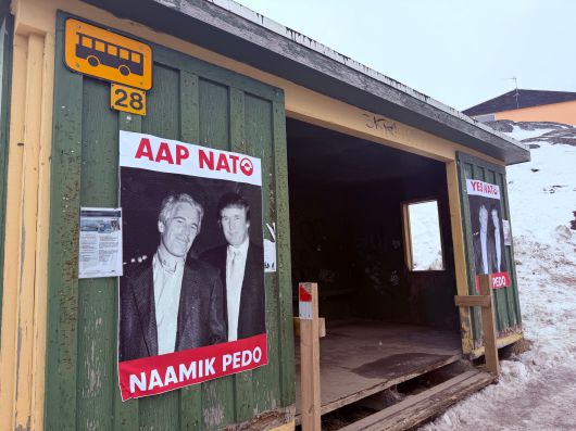 24일 그린란드 누크 시내의 한 버스정류장에 트럼프가 젊은 시절 미성년자 성착취범인 제프리 엡스타인과 함께 찍은 사진에 ‘아압(AAP·그린란드어로 ‘예’) 나토' ‘나아믹(NAAMIK 그린란드어로 ’아니오‘) 페도(소아성애자)’라는 문구가 들어간 포스터가 붙어있다. 앱스타인은 다수의 10대 소녀들을 상대로 성착취와 강간을 저지른 혐의로 기소됐던 인물인데, 미국에선 그와 트럼프와의 관련성을 두고 의혹이 계속 제기되고 있다. /원선우 특파원