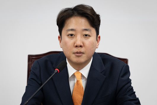 개혁신당 이준석 대표가 지난 26일 서울 여의도 국회에서 열린 최고위원회의에서 모두 발언을 하고 있다./뉴스1