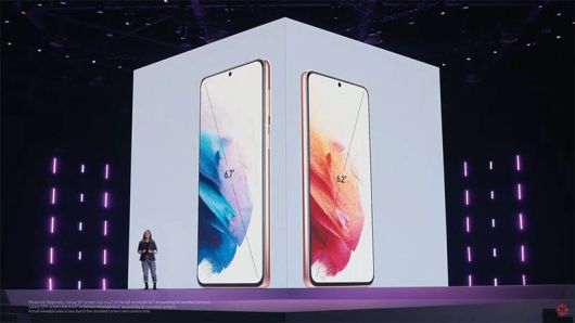 6.7형 디스플레이가 적용된 갤럭시 S21 플러스(좌)와 6.2형 디스플레이인 갤럭시 S21(우). 출처=삼성전자