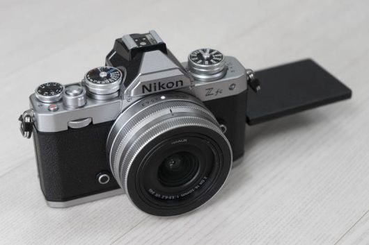 디스플레이가 180도 꺾이는 스위블 타입이다. 출처=IT동아