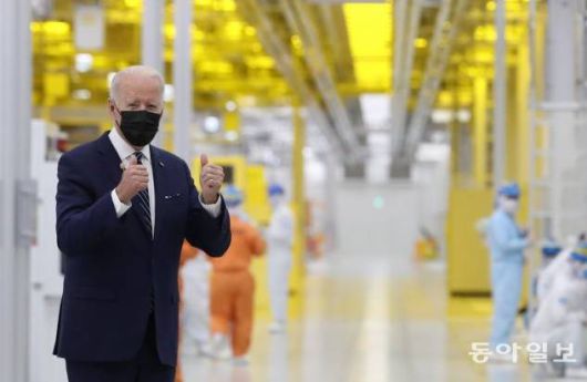 조 바이든 미국 대통령이 삼성전자 평택 생산시설을 둘러보다가 양 엄지손가락을 들어 올리는 모습. 출처=동아일보