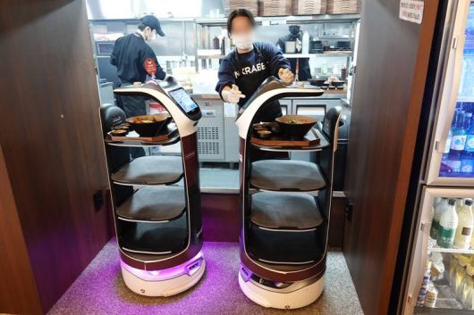 주방 직원들이 벨라봇에 음식을 담고 잇다, 출처=IT동아