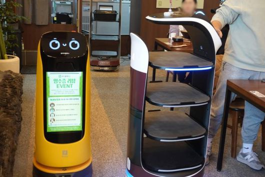 왼쪽 안내용 로봇 '케티봇' 오른쪽 서빙용 로봇 '벨라봇', 출처=IT동아