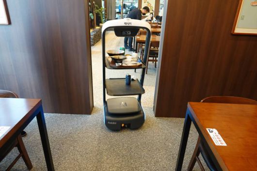 푸두봇이 퇴식을 하는 모습, 출처=IT동아