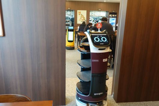 음식을 담은 벨라봇이 테이블로 오고 있다, 출처=IT동아