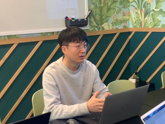 자신의 직무에 대해 설명하고 있는 권혁민 개발자, 출처=IT동아