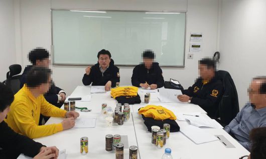 기사님들과 함께 이야기를 나누고 있는 김현 대표, 출처: IT동아