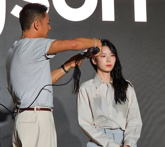 제품 시연 모습. 예열 과정 없이 곧장 이용이 가능하다 / 출처=IT동아