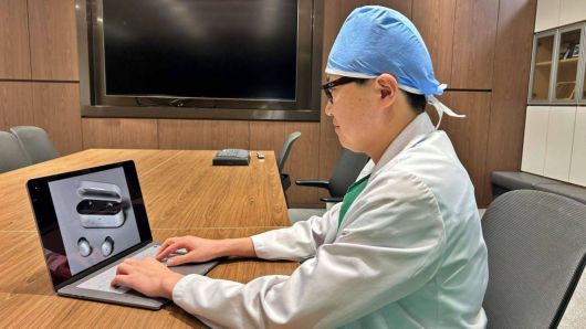 슬리비 렌더링 이미지를 살펴보는 서정화 슬리피 대표 / 출처=슬리피