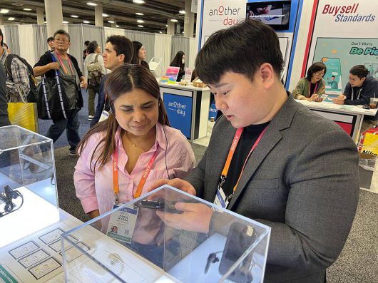 CES 2023에서 기술과 기기를 선보인 뉴라이브 / 출처=뉴라이브