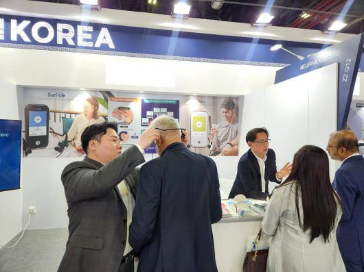 2024 아랍 헬스(Arab Health)에서 기술과 기기를 시연하는 뉴라이브 / 출처=뉴라이브