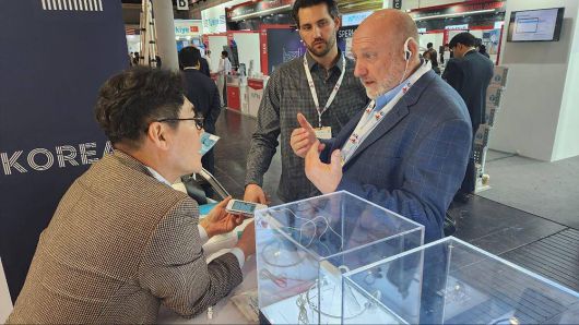 의료기기 박람회 2023 MEDICA에서 기술과 기기를 소개하는 뉴라이브 / 출처=뉴라이브