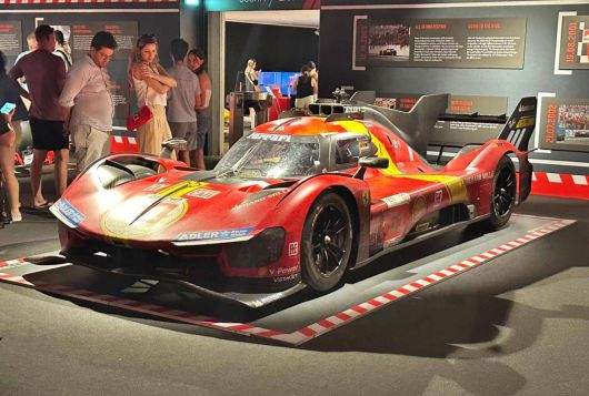 페라리 마라넬로 박물관에 전시된 499P 머신을 살펴보는 관람객의 모습 / 출처=IT동아