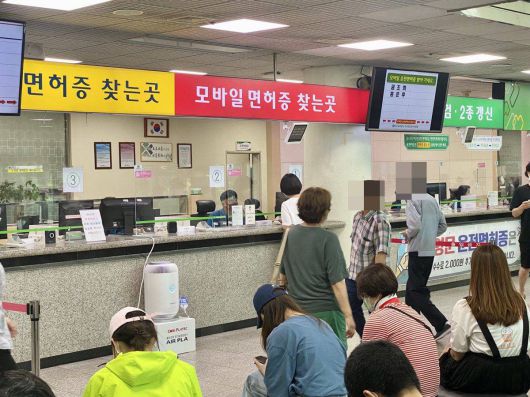 강서운전면허시험장에서 대기 중인 민원인들의 모습 / 출처=IT동아