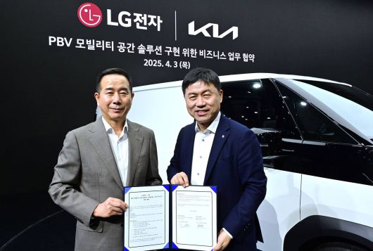 LG전자는 기아자동차와 인공지능 모빌리티 공간 솔루션 구현에 협력했다. 정원정 기아 국내사업본부장(좌), 류재철 LG전자 HS사업본부장(우) / 출처=LG전자