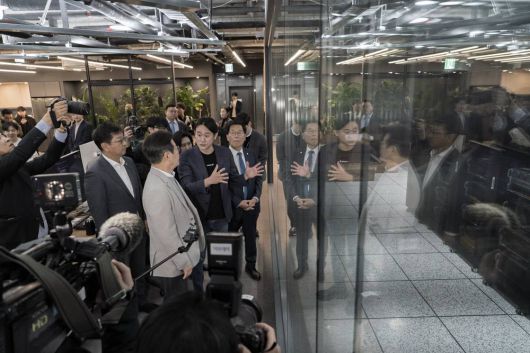 이재명 전 더불어민주당 대표가 퓨리오사AI를 방문해 서버룸을 들여다보고 있다 / 출처=IT동아