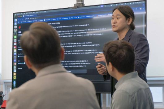 LG AI연구원의 엑사원 3.5를 레니게이드로 시연하는 것으로 기술력을 보여줬다 / 출처=IT동아