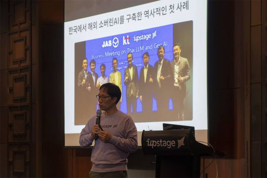 김성훈 대표는 업스테이지가 해외에서 타 언어권 소버린 AI를 구축할 정도로 기술력을 인정받는다는 점을 강조했다 / 출처=IT동아