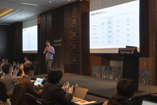 이날 행사를 통해 업스테이지 솔라 프로 1.3 버전을 정식 공개했다 / 출처=IT동아