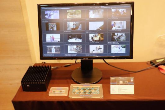 딥엑스는 자사의 AI 반도체 DX-M1과 고성능 데이터센터용 반도체 DX-H1을 소개하며, 지능형 관제 인프라에서 제공할 수 있는 효율성을 강조했다 / 출처=IT동아