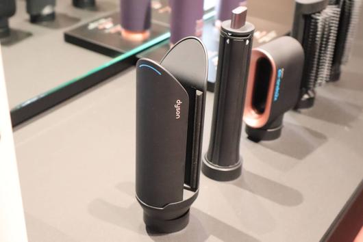 각 스타일링 툴을 본체에 부착하면 각 툴을 인식해 스타일링에 따라 최적의 온도 및 바람 속도가 자동 적용된다 / 출처=IT동아