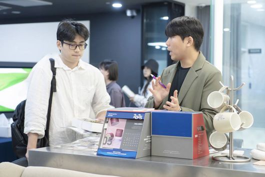 행사가 끝난 뒤에도 예비창업자들이 남아서 센터 관계자들과 지원 사항 등을 구체적으로 질의했다 / 출처=IT동아