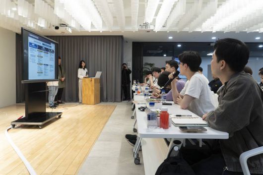 한 참가자가 메이커스페이스 센터 관계자들을 대상으로 질문을 하고 있다 / 출처=IT동아