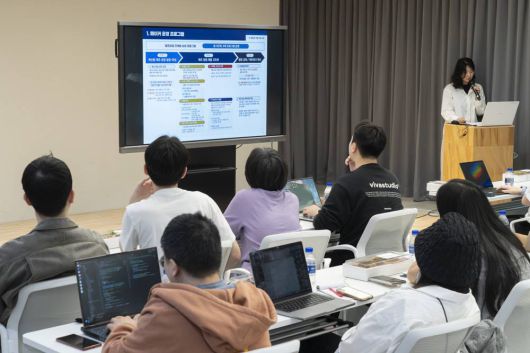 메이커스페이스 센터 관계자가 올해 메이커스페이스 운영 프로그램 아홉 개를 각각 소개 중이다 / 출처=IT동아