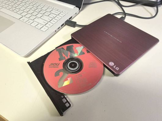 외장형 ODD는 USB 케이블로 PC와 연결해 이용합니다 / 출처=IT동아