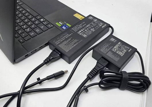 고속 충전이 가능한 200W 어댑터(왼쪽), 휴대성이 좋은 100W 어댑터(오른쪽)를 함께 제공한다 / 출처=IT동아