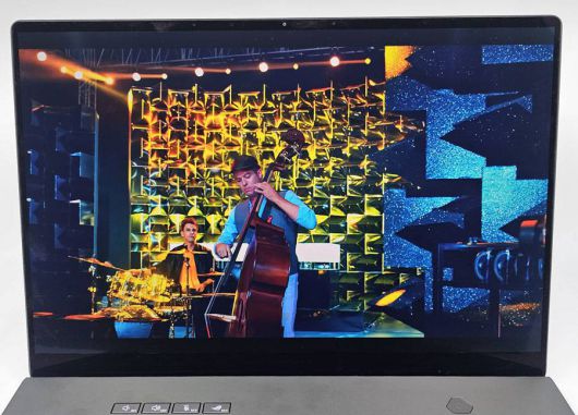 기존 LCD 대비 훨씬 우월한 화질을 제공하는 OLED 화면을 탑재했다 / 출처=IT동아