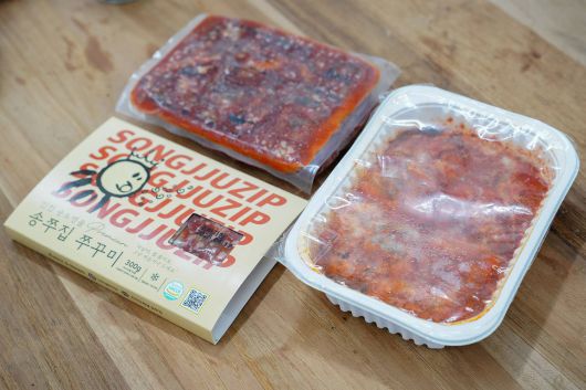 온쿡컴퍼니는 진공포장 방식(좌)을 채택해 부피를 줄이고, 제품 신선도를 확보했다. / 출처=IT동아