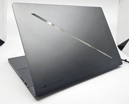 상판에는 대각선 방향으로 가로지르듯 설치된 ‘슬래쉬 라이팅’ LED가 달렸다 / 출처=IT동아