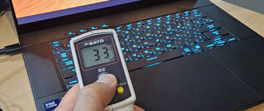 키보드 중앙 부분은 섭씨 40도 이상으로 온도가 높아지기도 했지만, 게임 중 손이 자주 접촉하는 이른바 ‘WASD 구역’의 온도는 섭씨 33도 전후를 유지했다 / 출처=IT동아