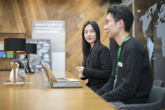 스모어톡의 AI는 한국적인 AI를 표방한다. 한국인이 나오고, 대한민국의 문화와 현실에 가까운 결과물을 내놓는 것이다 / 출처=IT동아