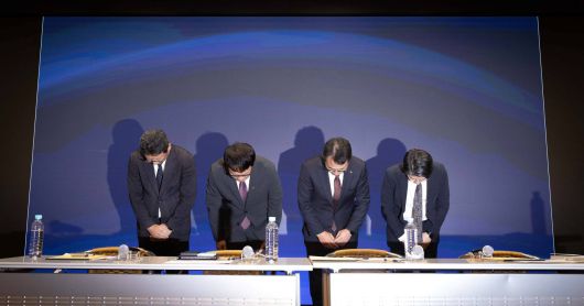 유영상 CEO가 관련 임원들과 사과하는 모습 / 출처=SKT