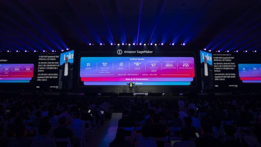 아마존 세이지메이커가 업데이트돼 인터페이스 간 이동 없이 연속성 있게 작업할 수 있다 / 출처=IT동아